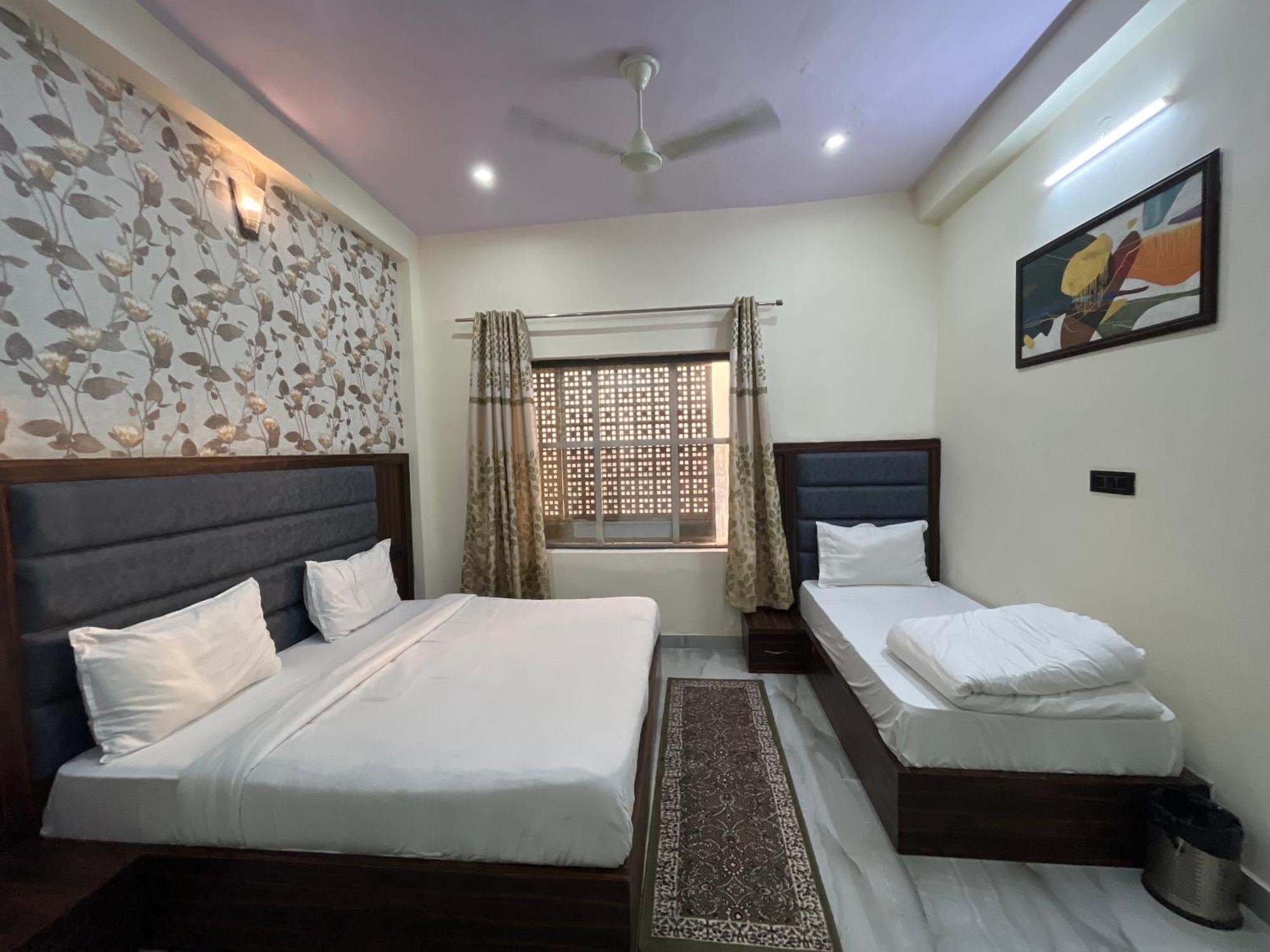 Hotel Snow White Budget Family Rooms - In House Parking - 5G Wifi- Gyser Facility Tājganj Exteriör bild