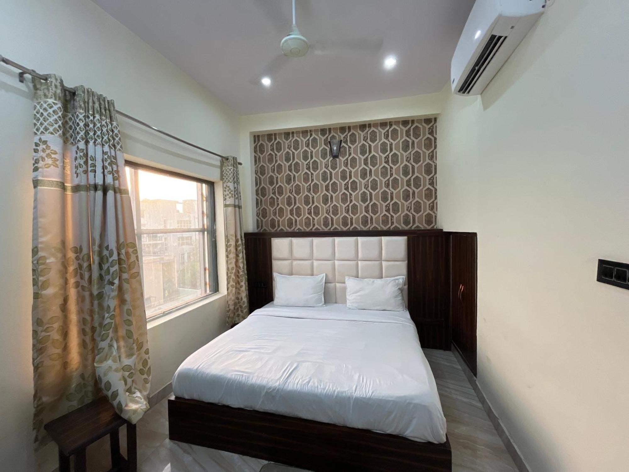 Hotel Snow White Budget Family Rooms - In House Parking - 5G Wifi- Gyser Facility Tājganj Exteriör bild